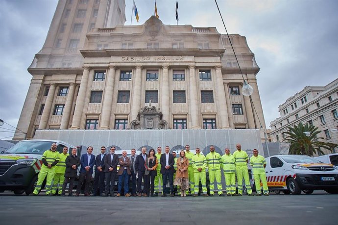 Foto de familia tras la presentación de la nueva flota de vehículos del servicio de mantenimiento y conservación de carreteras