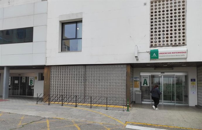 Acceso a las Urgencias de Maternidad en el Reina Sofía, que desde ahora contará con servicio de vigilancia las 24 horas.
