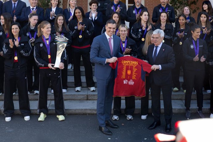El presidente del Gobierno, Pedro Sánchez (i) y el presidente de la gestora de la RFEF, Pedro Rocha (d), junto a las jugadoras de la Selección Femenina Española de Fútbol, durante un encuentro en el Palacio de La Moncloa, a 29 de febrero de 2024, en Mad