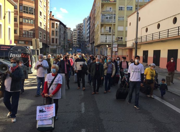 Archivo - Manifestación de la Plataforma por el Ferrocarril Madrid-Burgos.