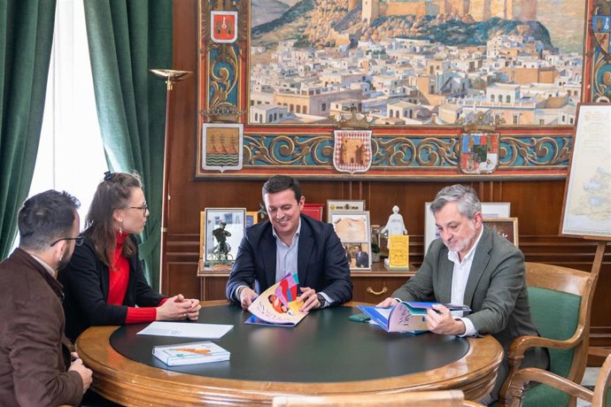 El presidente de Diputación, Javier Aureliano García, recibe la visita intitucional de la directora de 'A Toda Vela'