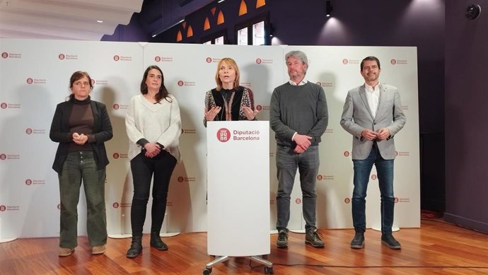 La presidenta de la Diputación de Barcelona, Llusa Moret, junto a los diputados Gemma Tarafa (En Comú Podem), Raquel Albiol (ERC), Dionís Guiteras (ERC) y Marc Castells (Impulsem Peneds).