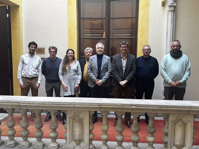 El conseller de Turismo, Jaume Bauz, junto a la dirección de la Asociación de Viviendas de Alquiler Turístico (Habtur), tras la reunión desarrollada este jueves.