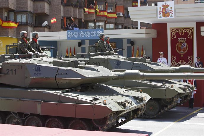 Archivo - Los Reyes presiden el desfile de Día de las Fuerzas Armadas 2023, a 3 de junio de 2023 en Granada (Andalucía, España).