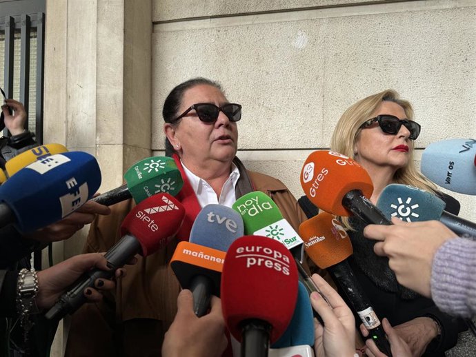 María del Monte a su salida del juzgado de Sevilla junto a su pareja, Inmaculada Casal, tras declarar como acusación particular por el robo en su domicilio, a 16 de febrero de 2024