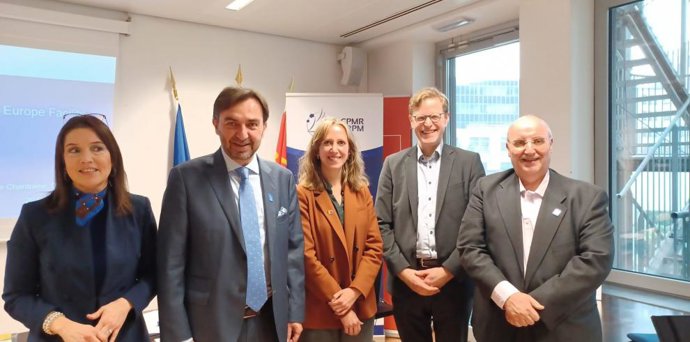 El director general de Transportes del Gobierno de Aragón, Miguel Ángel Anía --derecha--, junto a otros miembros del Grupo de Transportes de la CPRM, hoy en Bruselas.
