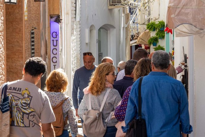 Archivo - Turistas en Marbella.