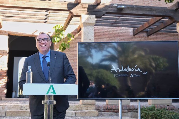 El consejero Arturo Bernal, en la comparecencia en La Alcazaba de Almería para informar sobre la ITB de Berlín