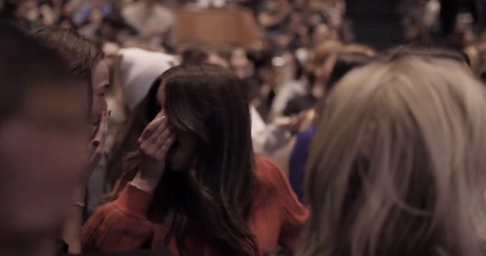 Así reaccionan unos estudiantes de medicina al enterarse de que no volverán a pagar la matrícula tras una donación millonaria