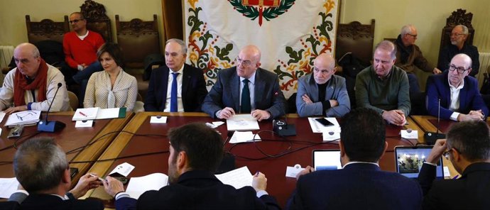 El alcalde de Valladolid, Jesús Julio Carnero, en la reunión de la Mesa del Soterramiento flanqueado por el rector de la UVA, Antonio Largo Cabrerizo (a la izquierda) y el presidente de la Cámara de Comercio, Víctor Caramanzana (derecha).
