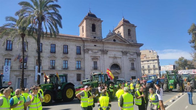 Tractorada de agricultores convocada por la Plataforma por la Defensa del Sector Primario Utiel-Requena