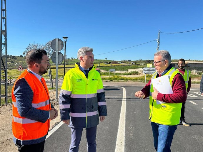 El vicepresidente primero y delegado de Infraestructuras, Sostenibilidad y Agricultura de la institución provincial, Andrés Lorite (centro), en la recepción de una de las obras.