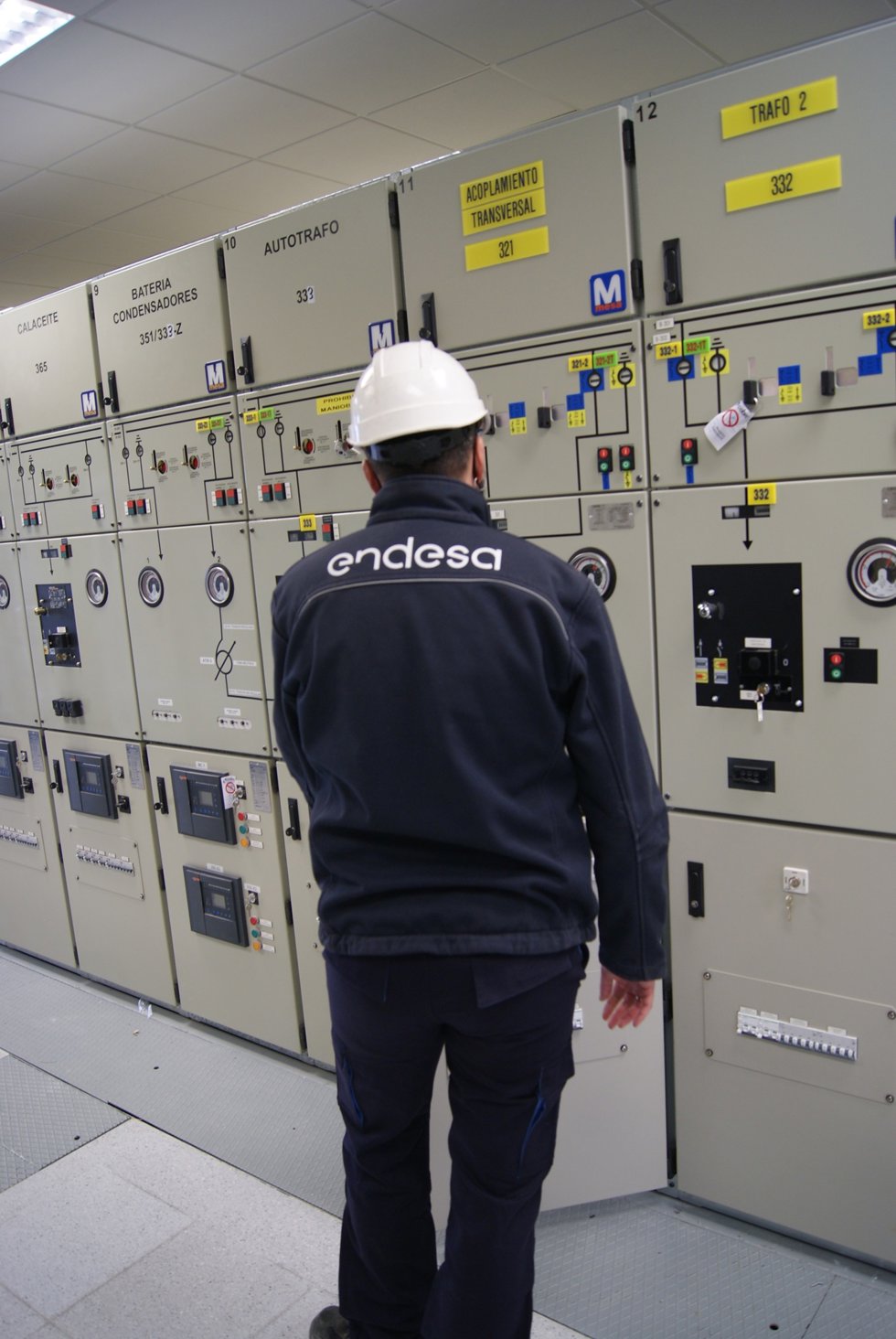 Técnico de Endesa en el interior de una subestación en Zaragoza.