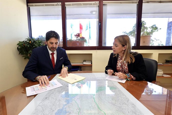 La presidenta de la Diputación de Cádiz, Almudena Martínez, con el alcalde, Antonio González Carretero.
