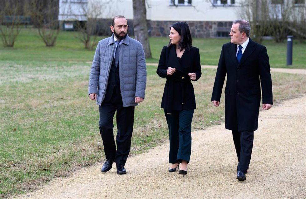 Los ministros de Exteriores de Alemania, Armenia y Azerbaiyán, Annalena Baerbock, Ararat Mirzoyán y Jeyhun Bayramov, respectivamente, en una foto de archivo. 