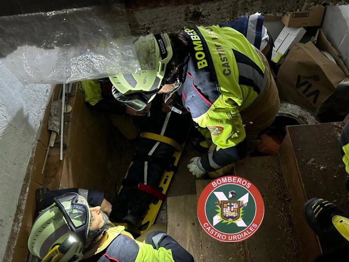 Extracción e inmovilización de una persona caída en el foso de un sótano.