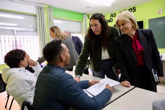 La consejera de Inclusión Social, Juventud, Familias e Igualdad, Loles López, en una visita en Jerez de la Frontera (Cádiz) a la asociación Hogar La Salle