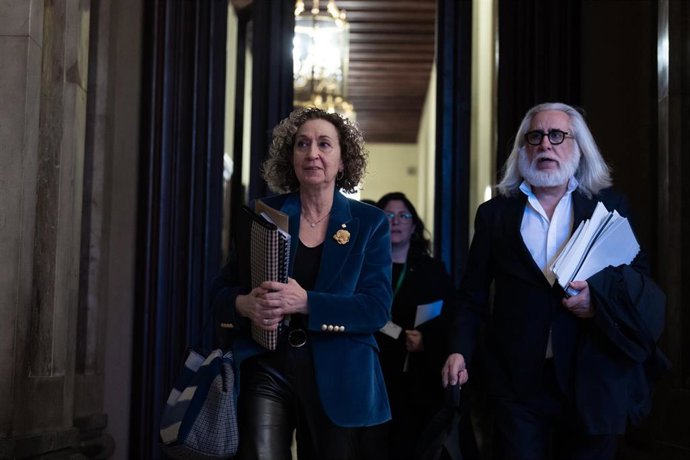 La consellera de Territorio, Ester Capella, y el secretario general de Territorio de la Generalitat, Joan Jaume, a su llegada a una comparecencia para explicar los presupuestos 2024 de la Conselleria de Territorio