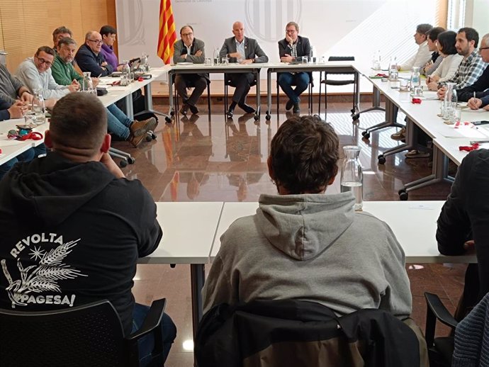 El conseller Mascort se reúne con representantes de los agricultores en la sede de la Conselleria de Acción Climática en Barcelona, a jueves 29 de febrero de 2024