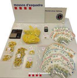 Droga y dinero incautado en el registro del piso de Jesús.