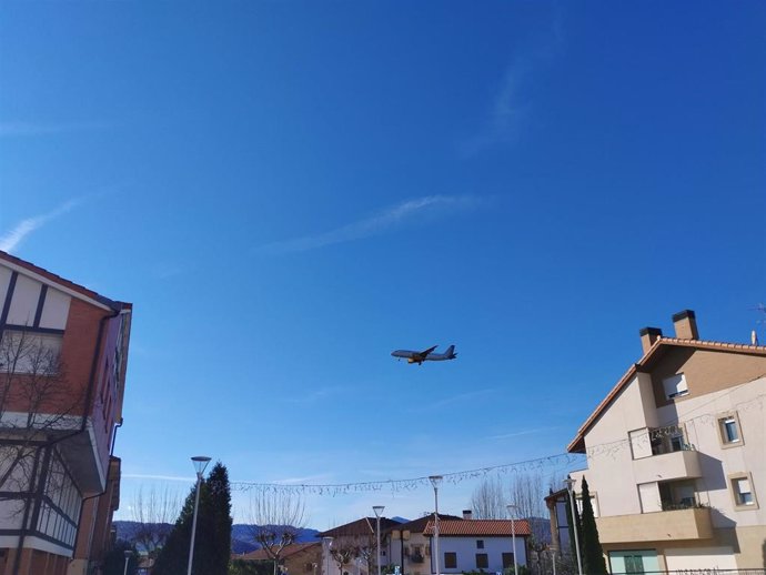 Avión a su paso por el municipio de Loiu