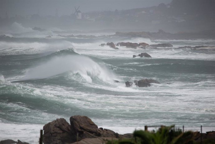 Archivo - Fuerte oleaje en la zona de Santa Maria de Oia hasta Cabo Silleiro, a 20 de octubre de 2022, en Pontevedra, Galicia, (España). La borrasca Armand es la primera de gran impacto de la temporada que afectará a Galicia y al oeste de la Península Ibé