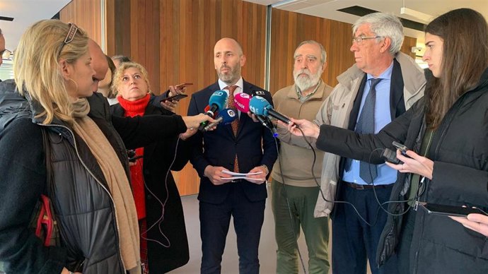 El delegado Cultura, Turismo y Deporte, Eduardo Lucena, atiende a los medios de comunicación.