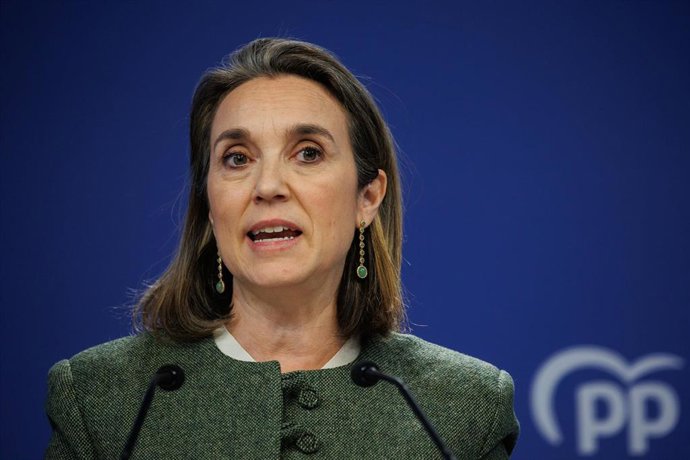 La secretaria general del PP, Cuca Gamarra, durante una rueda de prensa, tras la reunión de coordinación y seguimiento del partido por el caso Ábalos, en la sede nacional del PP, a 23 de febrero de 2024, en Madrid (España). La detención de al menos 20