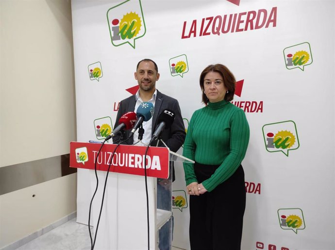 Sebastián Pérez e Irene Ruiz en la sede provincial de IU en Córdoba.