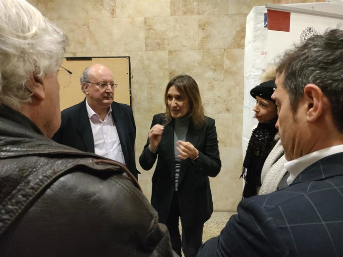 La consejera de Educación, Rocío Lucas (c), en su visita a la Facultad de Ciencias Sociales de la USAL