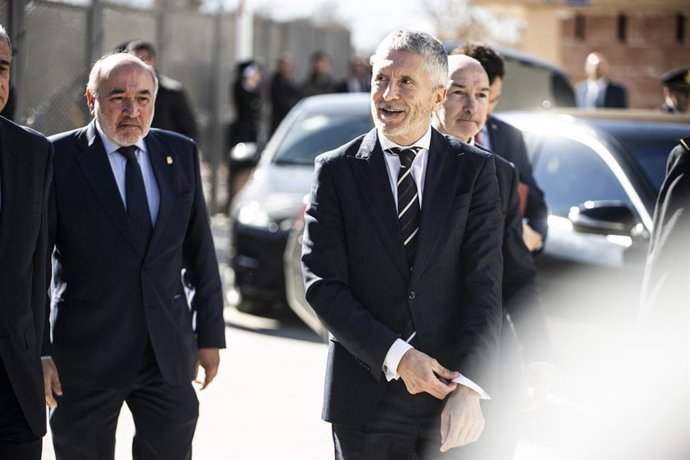 El ministro del Interior, Fernando Grande Marlaska (c), a su llegada a la inauguración de la comisaría de Policía Nacional, a 19 de febrero de 2024, en Calatayud, Zaragoza