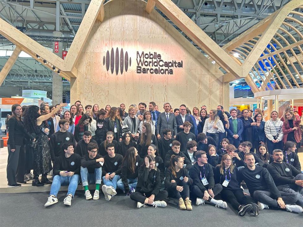 El director general de Mobile World Capital Barcelona, Francesc Fajula, rodeado del equipo del estand del Mobile World Congress 2024
