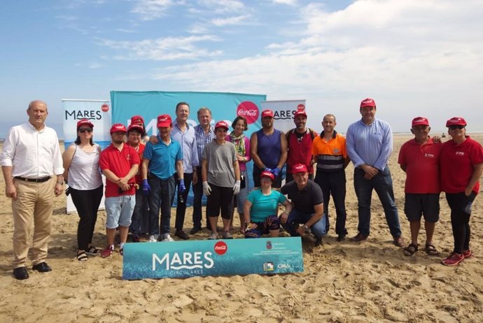 Archivo - Cerca de 20 voluntarios celebran el Día de los Océanos limpiando la playa de Oyambre