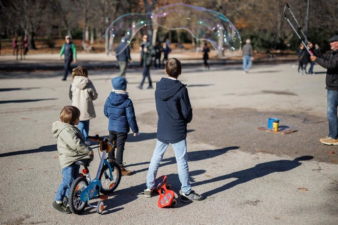 Archivo - Niños juegan con sus regalos de Navidad al aire libre, en el Parque del Retiro, a 25 de diciembre de 2023, en Madrid (España).