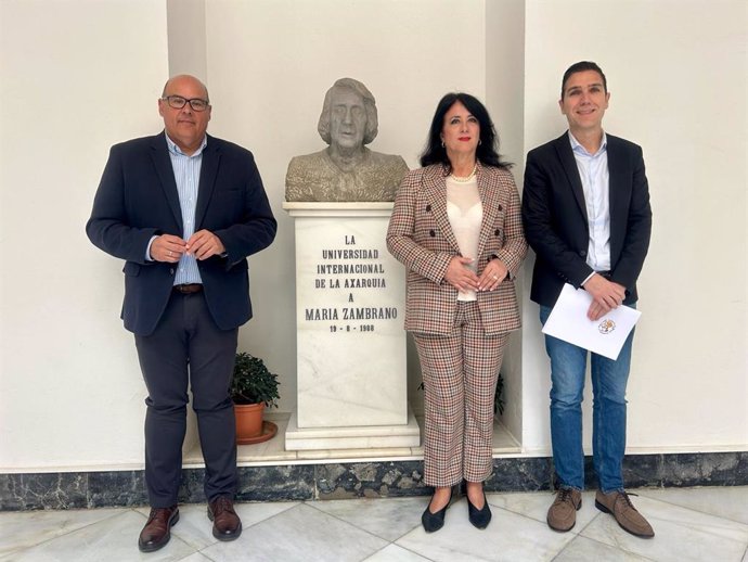 El alcalde de Vélez da a conocer los ganadores de las cuatro becas que otorga la Fundación María Zambrano para estudiar la vida y obra de la filósofa veleña.