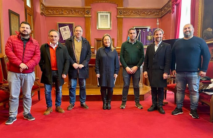 La consejera de Educación, Lydia Espina, con los alcaldes de los concejos de la Comarca de la Sidra.