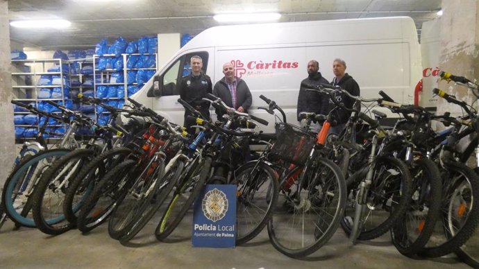 La Policía Local dona a Cáritas y Espiral bicicletas y altavoces decomisados en actuaciones policiales