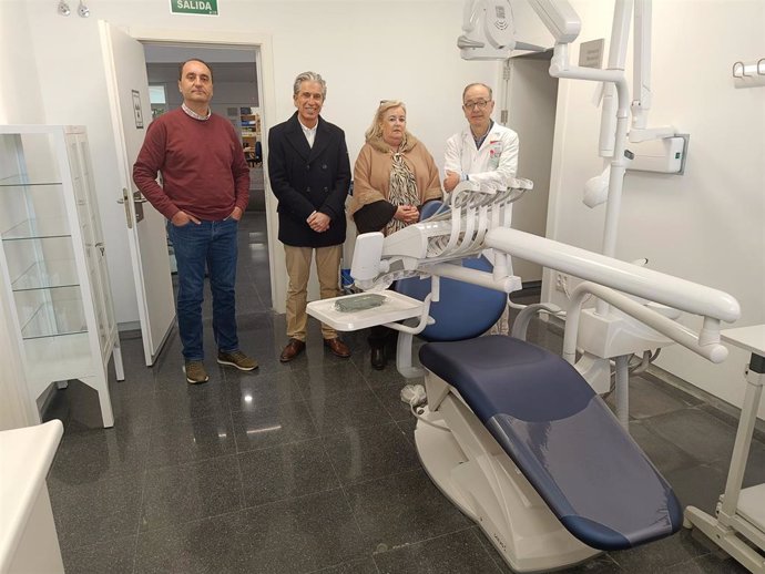 Visita de la delegada de Salud y Consumo de la Junta en Huelva, Manuela Caro, a las nuevas instalaciones de Odontología del centro de salud de Isla Chica en Huelva.