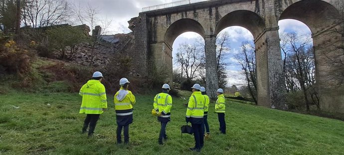 Técnicos de la Consellería de Infraestruturas visitan el puente derrumbado en Xunqueira de Espadanedo (Ourense)