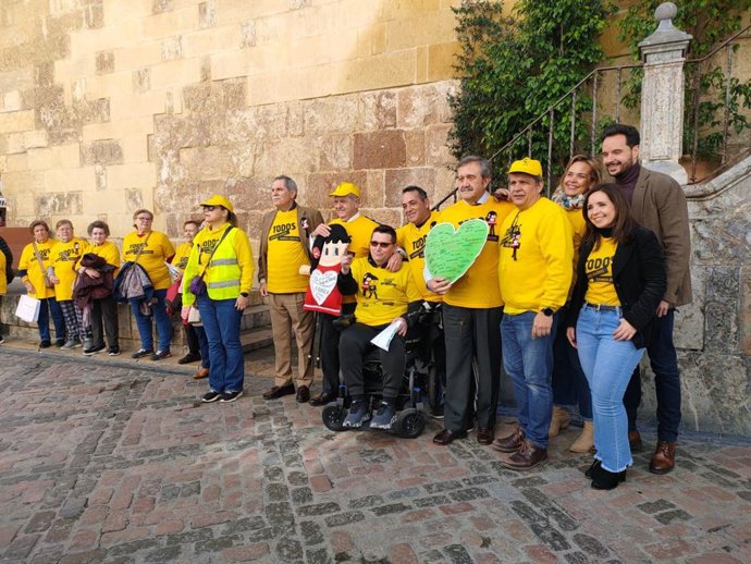 Algunos de los participantes en el 'Abrazo a la Mezquita' de Córdoba por el Día de las Enfermedades Raras.