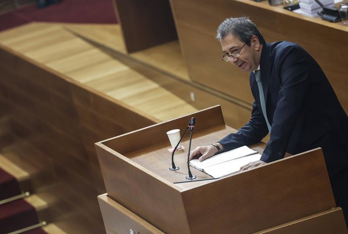 Archivo - Arxiu - El vicepresident primer i conseller de Cultura i Esport, Vicente Barrera, a les Corts