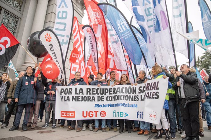 Manifestación del sector bancario para pedir mejoras salariales, a 8 de febrero de 2024, ante el Banco de España en Madrid.