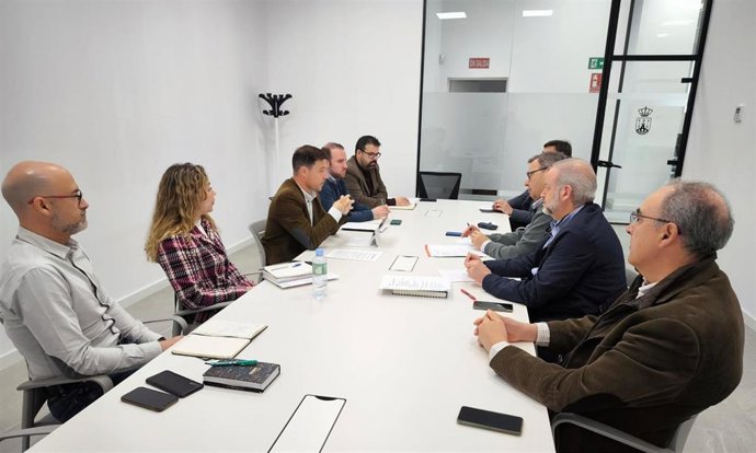 Los delegados responsables del Área de Desarrollo Urbano y Económico de Alcalá de Guadaíra, Jesús Mora, David Delgado, Pablo Chain y Paula Fuster, han mantenido un encuentro con los responsables de la Federación de Industriales y Comerciantes (FICA).