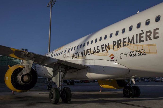 Repsol y Vueling se unen para operar un vuelo 'premiere' coincidiendo con el Festival de Málaga.