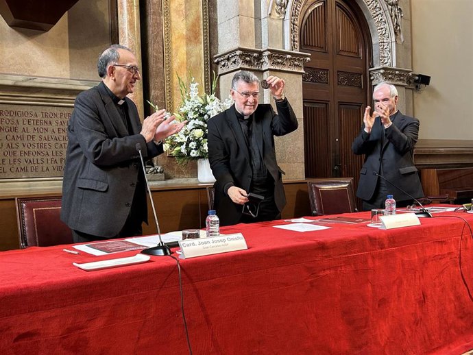El cardenal Juan José Omella, Armand Puig i Tàrrech (presidente de Avepro) y el cardenal José Tolentino de Mendoça en el homenaje a Puig en el AUSP en Barcelona (Catalunya, España) el 29 de febrero de 2024