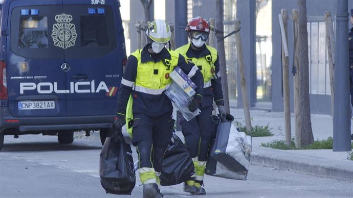 Bomberos rescatan objetos de los edificios quemados en Campanar