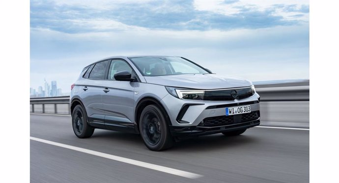 El nuevo SUV de Opel, el Grandland híbrido de 48V está disponible en España desde 37.100 euros.