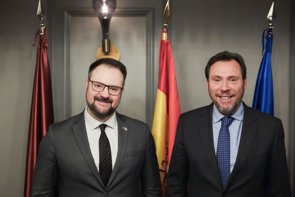 El ministro Óscar Puente junto a su homólogo de Letonia, Kaspars Briskens