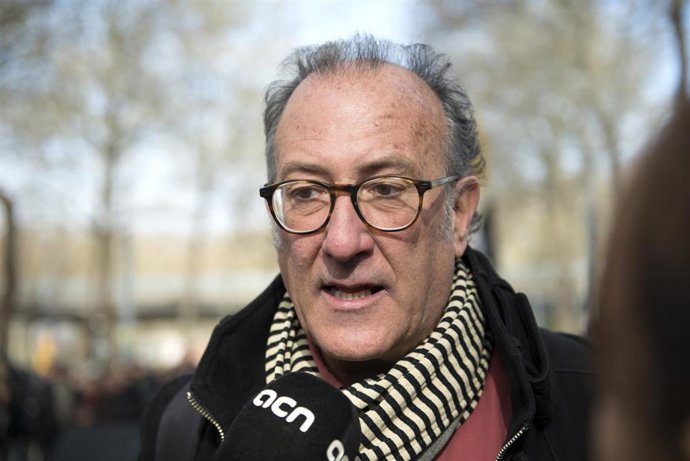 Archivo - El presidente de Omnium, Xavier Antich, ofrece declaraciones a los medios en un acto de apoyo a los cuatro acusados por cortar las vías del AVE en las protestas del primer aniversario del 1-O, en los Juzgados de Girona, a 28 de marzo de 2023, 