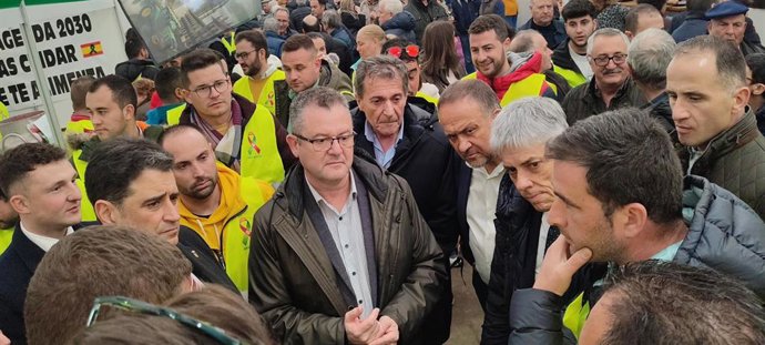El consejero de Agricultura, Gerardo Dueñas, junto con el delegado de la Junta, el presidente de la Diputación y el alcalde de Valencia de Don Juan, conversa con miembros de la plataforma Decaleón.